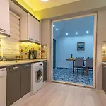 3 Bedroom Within Walking Distance To The Town *