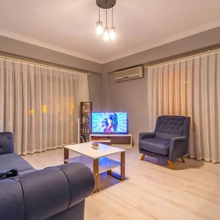 3 Bedroom Within Walking Distance To The Town Villa *