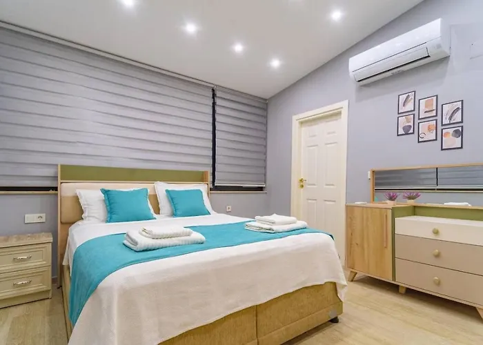 3 Bedroom Within Walking Distance To The Town *