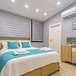 3 Bedroom Within Walking Distance To The Town *