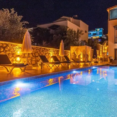3 Bedroom Within Walking Distance To The Town *